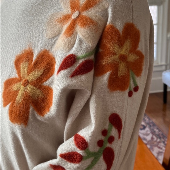 Floral Embroidered Women's Sweater - Picture 2 of 5